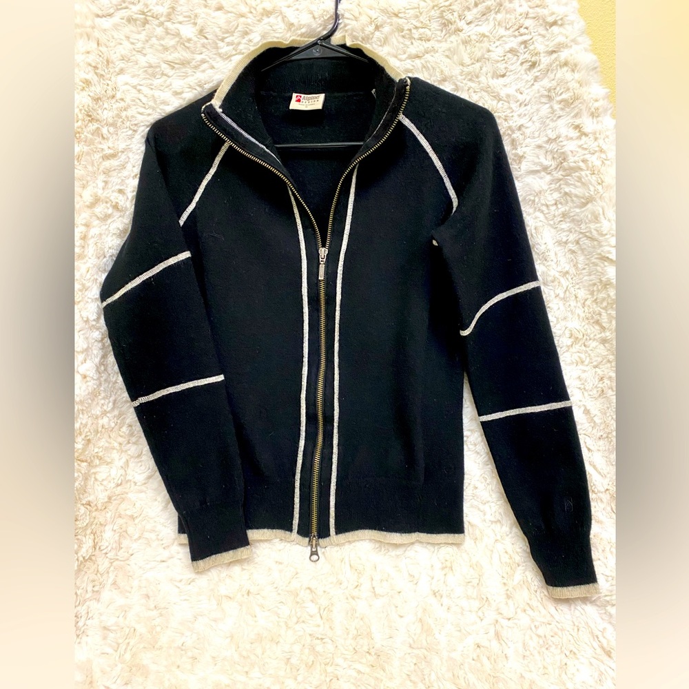 Alpine Design sweater Size Small